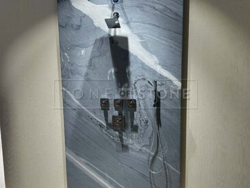 Kamenný obklad sprchy z přírodního kamene.