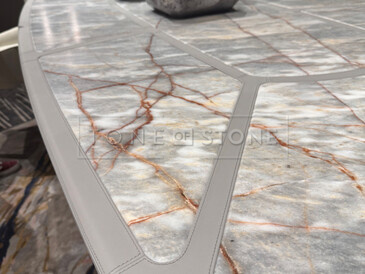 Mramorový stůl s koženým prošitím