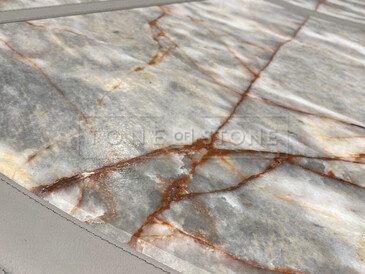 Detail mramorového jídelního stolu s koženým obšitím