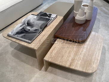 Krémový konferenční stůl z kamene a dřeva. pro kamennou desku byl použit přírodní kámen Travertino Romano Classico