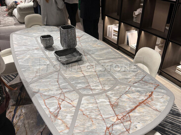 Designový jídelní stůl z mramoru s koženým prošitím