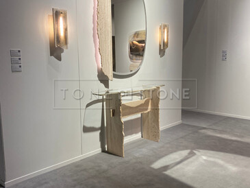 Kombinace travertinu a skla. Zrcadlo s travertinovým obkladem a stolek ze surového travertinu se skleněnou deskou  Kombinace travertinu a skla. Zrcadlo s travertinovým obkladem a stolek ze surového travertinu se skleněnou deskou