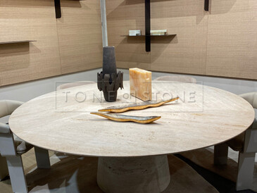 Travertinový kulatý stůl s matnou strukturou Travertinový kulatý stůl s matnou strukturou