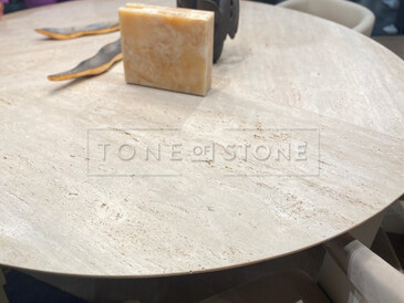 Béžový jídelní stůl z kamene Travertino Romano Classico