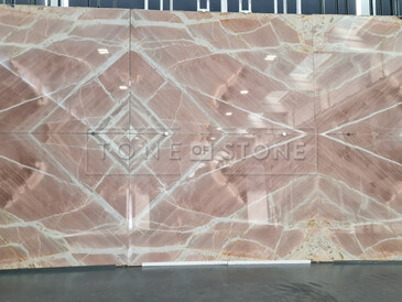 Skladba kamenných desek kvarcitu Splendido  technikou bookmatch, je ideální např. pro obklady stěn