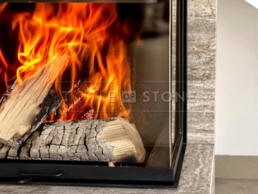 Kamenný obklad krbu z travertinu Travertino Silver dokáže akumulovat teplo krbu, které postupně uvolňuje zpět do místnosti