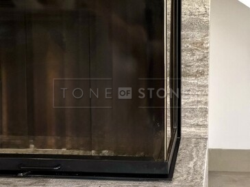 Travertinový obklad krbu ovlivňuje klima v místnosti dlouho po vyhasnutí ohně. Travertinový obklad krbu ovlivňuje klima v místnosti dlouho po vyhasnutí ohně.