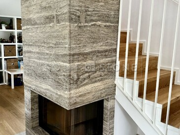 Obklad krbu z přírodního kamene Travertino Brown Silver je ideální pro moderní interiéry