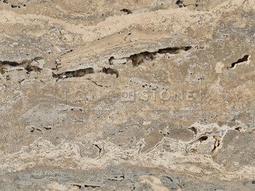 Struktura přírodního travertinu s jemnou kresbou zemitými tóny a charakteristickou pórovitou strukturou Struktura přírodního travertinu s jemnou kresbou zemitými tóny a charakteristickou pórovitou strukturou