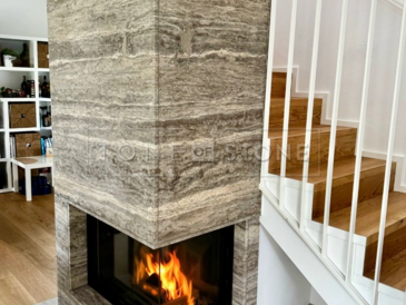 Kamenný obklad z přírodního travertinu Travertino Brown Silver s šedými a zemitými tóny skvěle doplní moderní interiér