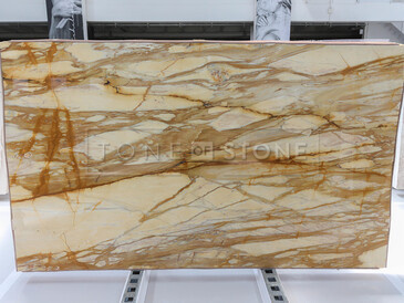 Mramorová deska Giallo Siena se svou charakteristickou zlatou kresbou