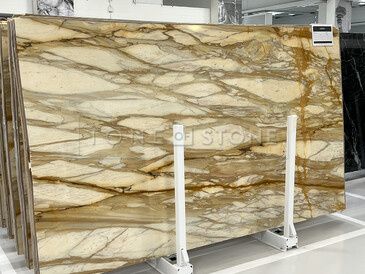 Krémový přírodní kámen se zlatavým žilkováním je italský mramor Giallo Siena