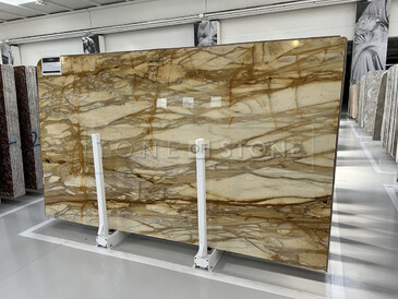 Kamenná mramorová deska Giallo Siena je ideální volbou pro designové interiéry i do komerčních prostor  Kamenná mramorová deska Giallo Siena je ideální volbou pro designové interiéry i do komerčních prostor
