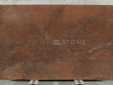 Hnědá žulová deska Brown Chocolate se svými hnědými t=ony a jemným žilkováním je ideální pro moderní interiéry Hnědá žulová deska Brown Chocolate se svými hnědými t=ony a jemným žilkováním je ideální pro moderní interiéry