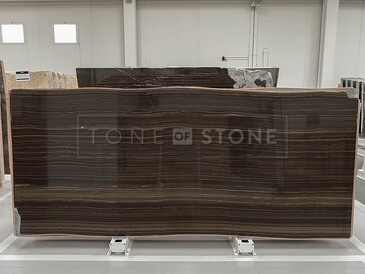 Světle hnědá kamenná deska mramoru Eramosa Grecale Brown upoutá pozornost na první pohled např. jako kamenný obklad stěny