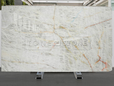 Kvarcitová deska v bílé barvě přírodního kamene Cristallo s možností podsvícení