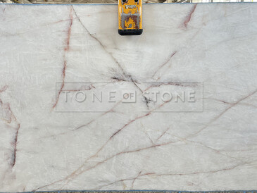 Bílá kamenná deska kvarcitu Cristallo s jemným mramorovým žilkováním Bílá kamenná deska kvarcitu Cristallo s jemným mramorovým žilkováním