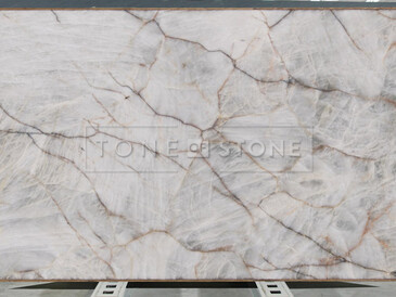 Bílá kamenná deska kvarcitu Cristallo s jemným žilkováním Bílá kamenná deska kvarcitu Cristallo s jemným žilkováním