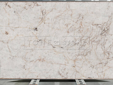 Kamenná deska bílého kvarcitu Cristallo s jemným žilkováním je ideální volbou pro elegantní interiéry