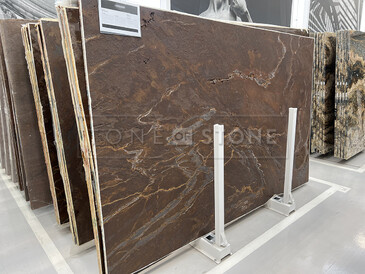 Bronzite je brazilský kvarcit v hnědém odstínu s jemným žilkováním Bronzite je brazilský kvarcit v hnědém odstínu s jemným žilkováním