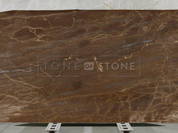 Deska brazilského kvarcitu Bronzite v hnědých zemitých tónech je vhodná jak pro obklady stěn, tak pro kuchyňské pracovní desky Deska brazilského kvarcitu Bronzite v hnědých zemitých tónech je vhodná jak pro obklady stěn, tak pro kuchyňské pracovní desky