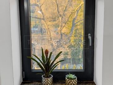 Žulový parapet z elegantní žuly Magma Black a originální černo zlatou kresbou.  Žulový parapet z elegantní žuly Magma Black a originální černo zlatou kresbou.