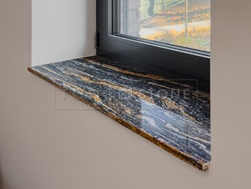 Parapet ze žuly Magma Black je charakteristický výrazným žilkováním a černo zlatými odstíny