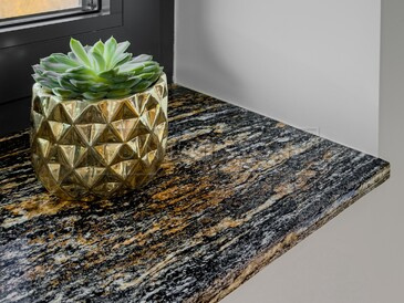 Parapet z přírodního kamene Magma Black má výrazné zlato černé žilkování