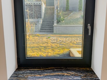 Elegantní parapet z kamene magma Black je ideální volbo pro luxusní interiéry  Elegantní parapet z kamene magma Black je ideální volbo pro luxusní interiéry