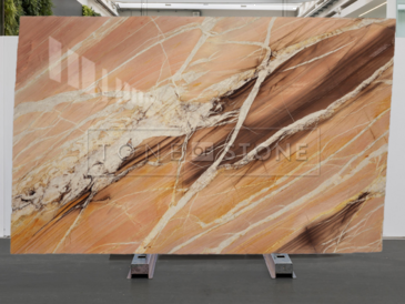 Růžový kvarcit Splendido s výraznou kresbou je ideální volbou pro obklad stěny technikou bookmatch