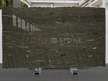 Povrch kvarcitu Brown Silk se saténově hnědým tónem a světlými přírodními kresbami. Povrch kvarcitu Brown Silk se saténově hnědým tónem a světlými přírodními kresbami.