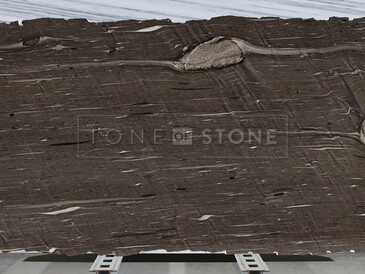 Zemitý přírodní kámen Brown Silk s horizontální kresbou a kontrastními bílými linkami. Zemitý přírodní kámen Brown Silk s horizontální kresbou a kontrastními bílými linkami.