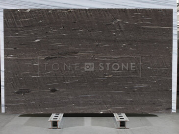 Zemité tóny kvarcitu Brown Silk a jemné bílé žilky činí z tohoto přírodního kamene ideální volbu pro moderní interiéry i komerční prostory Zemité tóny kvarcitu Brown Silk a jemné bílé žilky činí z tohoto přírodního kamene ideální volbu pro moderní interiéry i komerční prostory