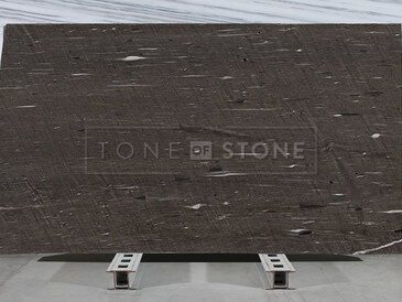 Kvarcit Brown Silk v zemitých tónech a kresbou připomínající dřevěnou strukturu  Kvarcit Brown Silk v zemitých tónech a kresbou připomínající dřevěnou strukturu