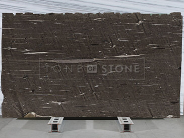 Hnědý kvarcit Brown Silk s jemnou kresbou je ideální volbou pro interiéry i exteriéry 