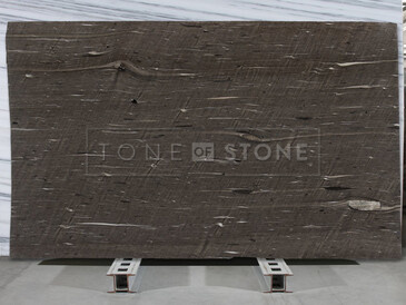 Kamenná deska kvarcitu Brown Silk skvěle doplní díky svým zemitým tónům každý moderní interiér