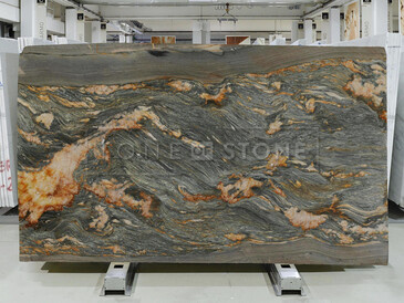 Kamenná deska brazilského kvarcitu Santorini, s výraznou kresbou a modro zlatým žilkováním Kamenná deska brazilského kvarcitu Santorini, s výraznou kresbou a modro zlatým žilkováním