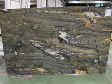 Kvarcitová deska Santorini s výrazným žilkováním je ideální volbou pro obklad stěny technikou bookmatch Kvarcitová deska Santorini s výrazným žilkováním je ideální volbou pro obklad stěny technikou bookmatch