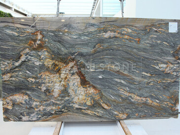 Kvarcit Santorini se zlatým žilkováním a modro šedou kresbou je ideální pro moderní interiéry 