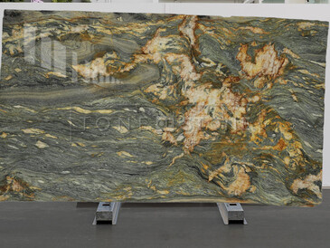 Přírodní kámen Santorini je díky šedo modrým tónům a zlatému žilkování ideální pro luxusní interiéry a luxusní komerční prostory