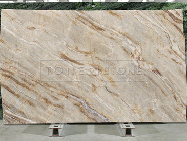 Kamenná deska brazilského kvarcitu Nacarado se zemitými tóny a jemným žilkováním s červenými odstíny Kamenná deska brazilského kvarcitu Nacarado se zemitými tóny a jemným žilkováním s červenými odstíny