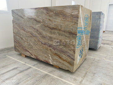 Kamenný blok brazilského kvarcitu Nacarado v zemitých tónech a vínovým žilkováním