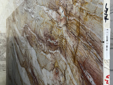 Detail kresby brazilského kvarcitu Nacarado s výrazným žilkováním ve vínových tónech Detail kresby brazilského kvarcitu Nacarado s výrazným žilkováním ve vínových tónech