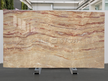 Přírodní kámen Nacarado je brazilský kvarcit plný zemitých tóny a lineárního žilkování