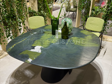 Kamenný stůl se zelenou kvarcitovou deskou brazilského kvarcitu Avocatus Kamenný stůl se zelenou kvarcitovou deskou brazilského kvarcitu Avocatus