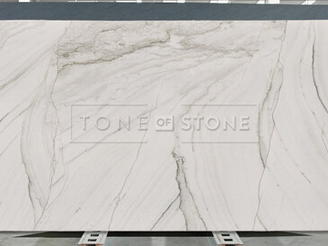 Bílá kamenná deska White Macaubas s jemným tmavým žilkováním Bílá kamenná deska White Macaubas s jemným tmavým žilkováním