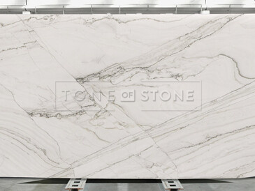 White Macaubas je bílý kvarcit s drobným žilkováním