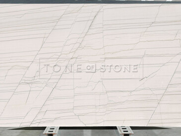 Brazilský kvarcit Whita Macaubas je díky svému elegantnímu vzhledu a bílé barvě ideální pro elegantní projekty do interiéru i exteriéru Brazilský kvarcit Whita Macaubas je díky svému elegantnímu vzhledu a bílé barvě ideální pro elegantní projekty do interiéru i exteriéru