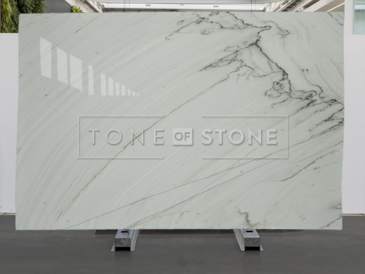 Kamenná deska bílého kvarcitu White Macaubas s jemným žilkováním v leštěné povrchové úpravě 