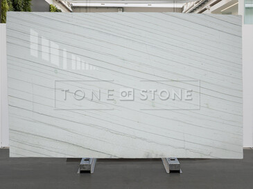 Bílá deska přírodního kamene White Macaubas s drobným žilkováním Bílá deska přírodního kamene White Macaubas s drobným žilkováním